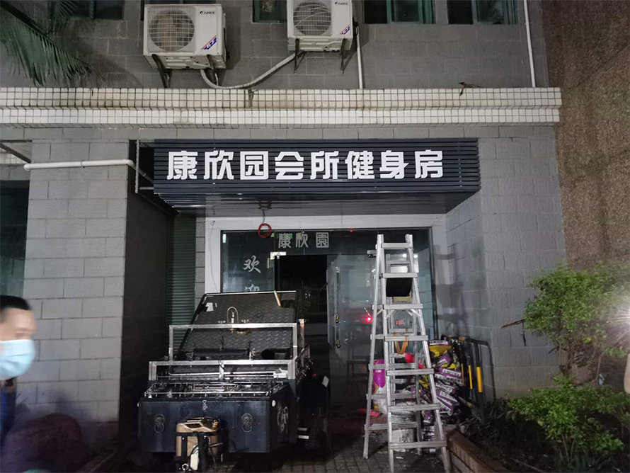 店鋪門頭招牌裝飾底板背景常用什么材料？